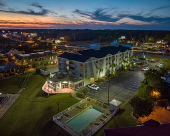Holiday Inn Express & Suites N. Myrtle Beach-Little River By IHG - ליטל ריבר - בניין