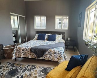Welcome to San Diego’s Poway Paradise, your private oasis on Sycamore Canyon! - Poway - Bedroom