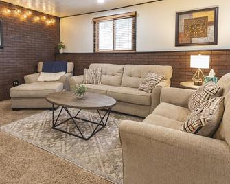 1 bed 1 bath | Quiet neighborhood - Sioux Falls - Living room