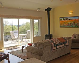 Comfy, Well-Appointed Guest House With A Beautiful View! - Springfield - Living room