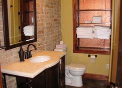 The Nest: Beautiful Apartment Style Lodging In The Heart Of Downtown Decorah. - Decorah - Bad