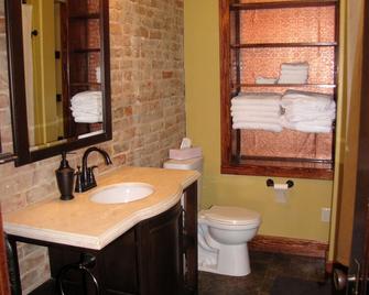 The Nest: Beautiful Apartment Style Lodging In The Heart Of Downtown Decorah - Decorah - Ванна кімната