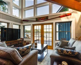 Gorgeous Long Lake Home with Dock, Kayak, SUP and More - Lacey - Living room