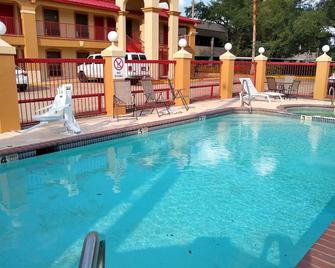 Econo Lodge Inn & Suites West - Energy Corridor - Houston - Pool