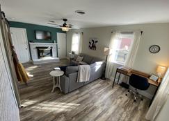 Warm and Inviting Family Home Located In the Heart of Central Kentucky - キャンベルズビル - リビングルーム