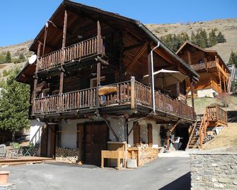 Studio with mountain charm - Molines-en-Queyras - Building