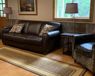 Abbott Valley Homestead - 10 Minutes To Glacier Park - Martin City - Living room