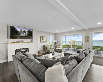 Lakefront - Spacious Family Getaway with Dock! - Prudenville - Sala de estar