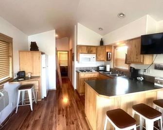 Brown Bear Cabin #43 - Gold Beach - Kitchen