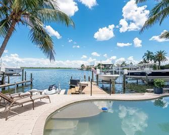 Waterfront with views of Pool, Intercoastal Water and use of 19ft Boat - North Redington Beach - Pool