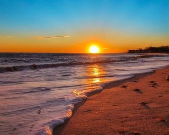 The Stern at Soundview · Beach+Ocean+Sunrise - Old Lyme - Playa