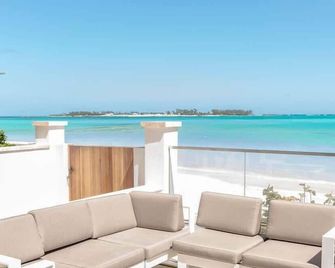 Modern Condo at One Cable Beach with Balcony - Νασσάου - Μπαλκόνι