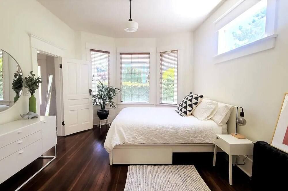 Stunning/Spacious Commercial Drive Character Home! Central to all of Vancouver. - ונקובר - חדר שינה