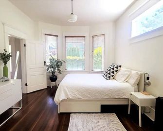 Stunning/Spacious Commercial Drive Character Home! Central to all of Vancouver. - ונקובר - חדר שינה