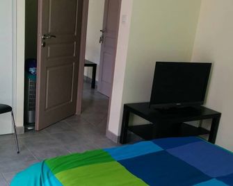 Nice nice studio for lovers or friends - Suze-la-Rousse - Chambre