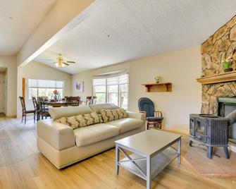 Tranquil Maricopa Retreat with Pool and Hot Tub - Maricopa - Sala de estar