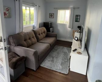 Contemporary Studio Close to Beach - Torrance - Living room