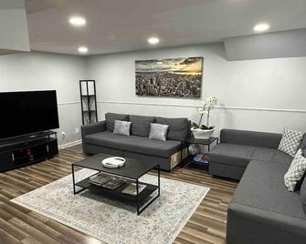 Modern, Spacious, bright, private apartment - Watertown - Living room
