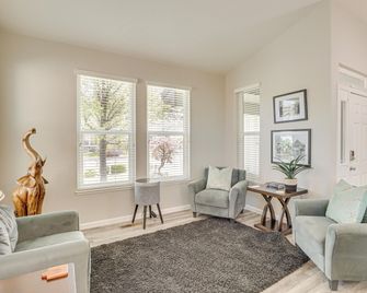 8 Mi to Dtwn Reno: Sparks Escape w/ Fenced Yard - Sparks - Living room