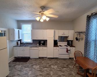 3 bed 1 bath close to all the things - Evansville - Kitchen