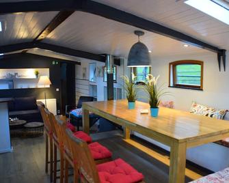 Boat hotel Anna 6/8 pers apartment in city center of Rotterdam - Rotterdam - Comedor