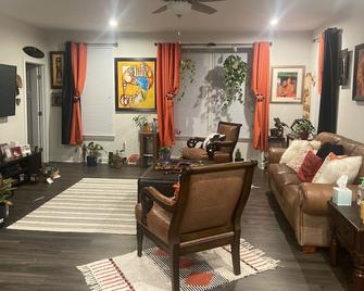 Brand new townhome - 30 minutes from DC ! - Manassas - Living room