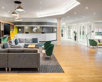 Holiday Inn Aylesbury By IHG - Aylesbury - Lobby