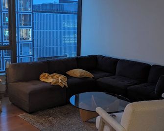 Modern bright, airy 1-bedroom, 2 bath with AC in quaint downtown New York. - New York - Stue