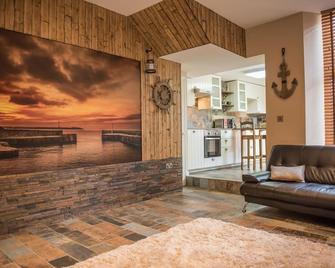 Deluxe Rustic Charlestown Themed Apartment - St. Austell - Living room