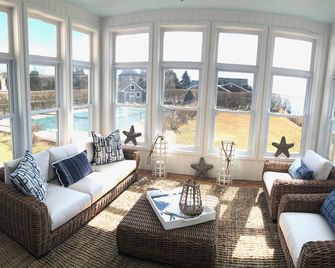 Amazing waterfront, heated pool, jacuzzi, lg waterside lawn, close to everything - Southampton - Living room