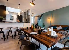 L'atelier Keyweek Vintage Duplex Apartment With Parking Biarritz Center - Biarritz - Matsal