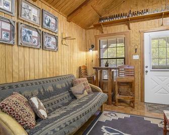 Double U Barr Ranch - Cowboy Cabin - Bandera - Salon