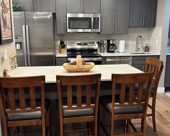 Remodeled 1 Bedroom Condo Short walk to Cabriolet Mountain views from unit - Park City - Cuisine