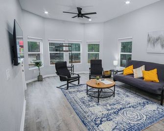 Exceptional 5BR So Close to Riverwalk and Downtown - San Antonio - Sala de estar