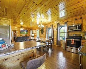 Log Cabin, View, Private 5 Acres, Hot Tub, Firepit, Family Retreat, 4br 3ba, Sleeps 12 - Kodak