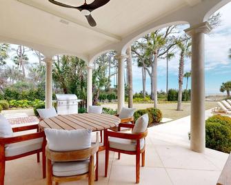 New 6 Bedroom Oceanfront Cottage, Luxury Coastal Living Perfect for Families - Sea Island - Patio