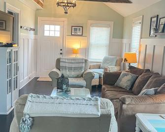 “Dutch Harbor”-Mackinaw City Cottage- walking distance to town - Mackinaw City - Sala de estar