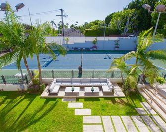 Family Vacation Dream: Privately Gated Mansion Tennis Court and Walk to Rodeo Dr - Beverly Hills - Pool