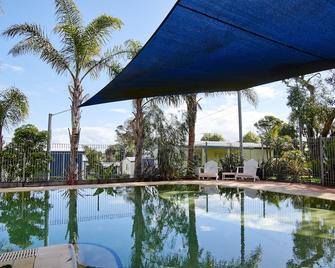 阿馬魯假日公園酒店 - 科威斯 - 菲利普島 - 游泳池