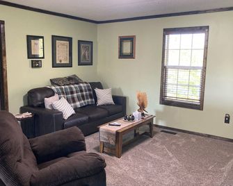 Vacation rental attached to our house out in the country. - Union City - Huiskamer