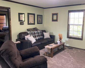 Vacation rental attached to our house out in the country. - Union City - Huiskamer