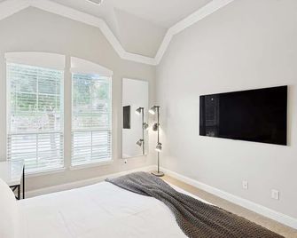 3 BR Modern Stay minutes away from DFW Airport - Irving - Bedroom