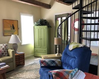 Great Couple Get-Away - Pet-Friendly - Small Family Friendly too! - Kennebunk - Living room