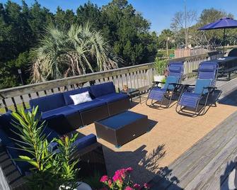 Holiday Deals! Sleeps 5 2BR 2Bath Walk to beach! - Sullivan's Island - Balcony