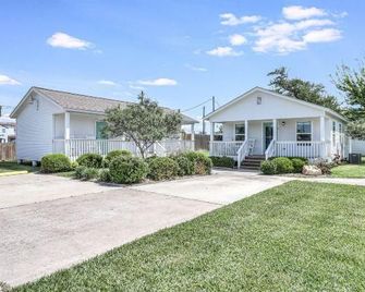 Oak Cottages 6 - Rockport - Building