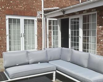 Elegant Formby House Nr To Beach, Golf Courses, Pinewoods, Liverpool & Southport - Formby - Patio