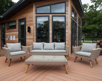 Maple Lodge | sleeps 6 - Hot Tub, Dog Friendly - 5 Visit England - Pickering - Patio