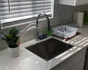 Clean Fully-Equipped Detached Guest House - Los Angeles - Kitchen