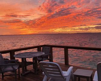 Sea Breeze: A Modern Waterfront Oasis with Unparalleled Views - Hope Town - Balcony