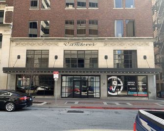 Perfectly Located Modern Apartment-Gym Access - Tulsa - Bygning